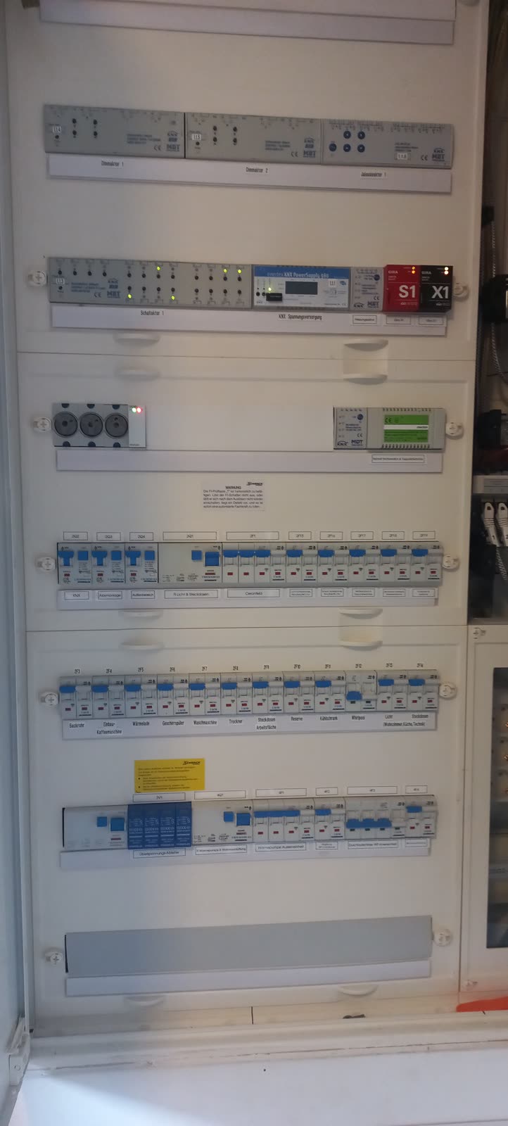 KNX-Verteiler mit Dimm-, Schalt- und Jalousieaktoren — sauber beschriftet von Friends Electric & SIDOK