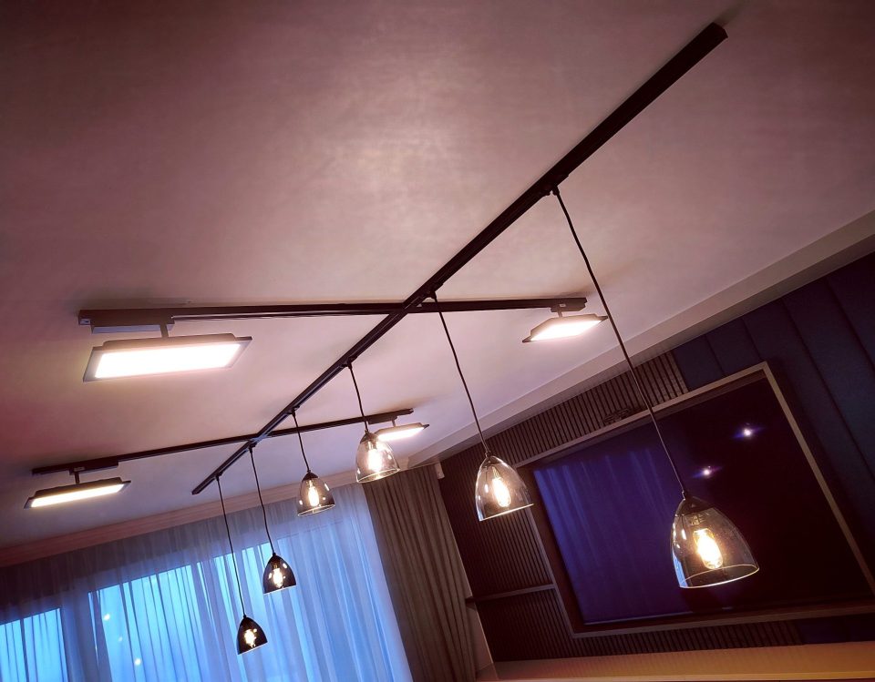 Lichtdesign mit Schienensystem und Pendelleuchten — Elektroinstallation von Friends Electric & SIDOK